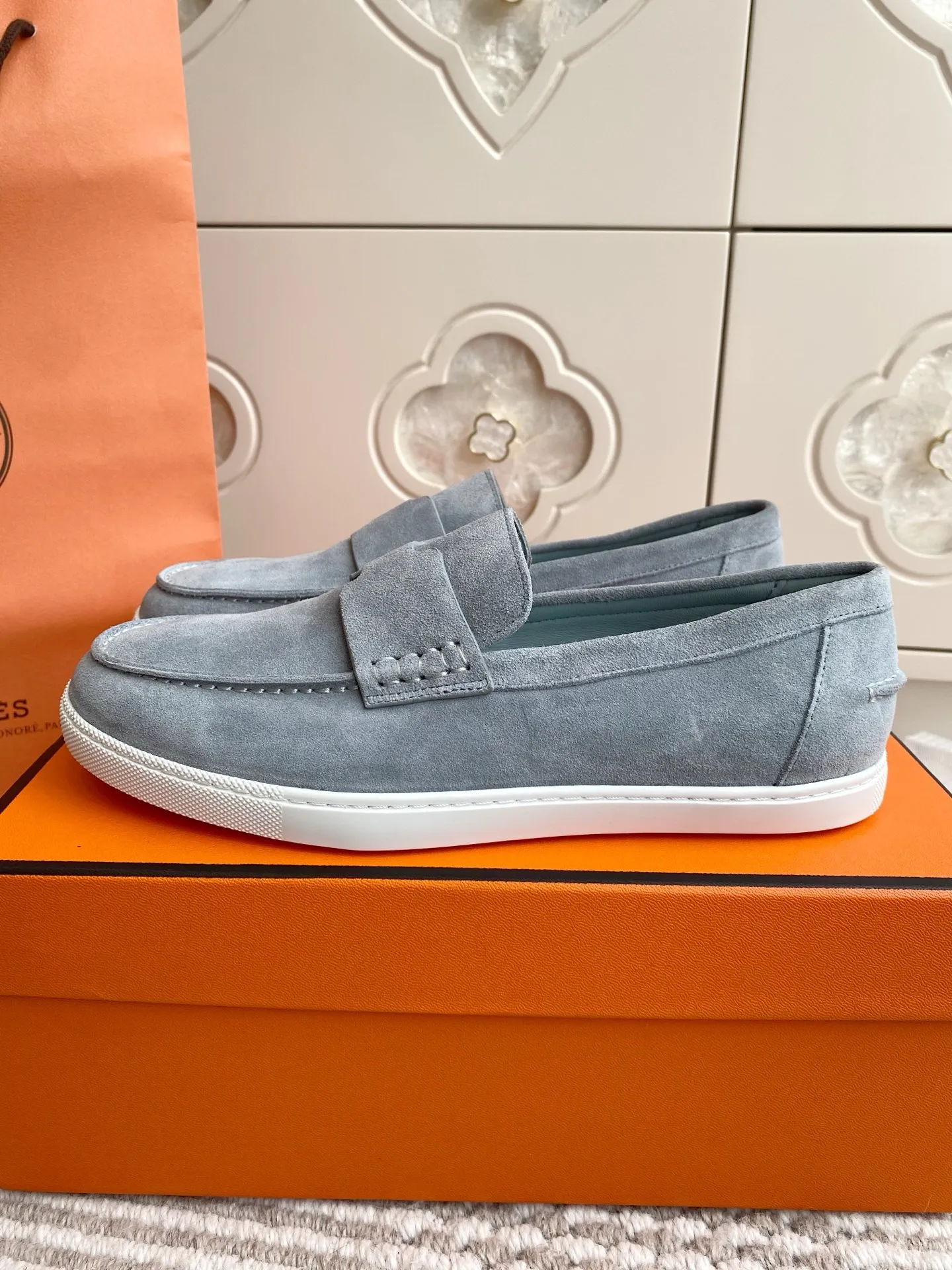 p560✨Hermes Couple Loafers｜Walking in the urban high-end, easily wearing Hermès temperament✨Who says luxury and comfort can’t have both?  This pair of H’s classic loafers really does it!  ▪️"Customized imported Yangjing fabric" is soft and delicate ▪️"Full sheepskin lining" + "soft-soled shoes" design. Your feet will be healed the moment you put them on~ It's like stepping on clouds☁️You won't feel tired after walking all day!  The iconic "H" buckle is low-key and luxurious. It is matched with a rubber outsole. It is lightweight and stylish. Whether you are commuting or shopping, you can easily achieve casual urban style🏙 Can be worn by couples. Full range of sizes, girls 35-41 | boys 39-45. Wear them together when going out. Sweet and high-end💑 Original mold opening. Details are in place. Those who understand will be attracted at a glance ️❤️ #Hermès loafers #coupleshoes #lightweight and versatile shoes